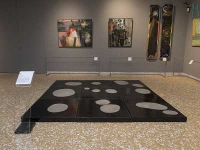 La Sala del Novecento ospita infine l�arte contemporanea. Tra le opere pi� note vi � 9 mq di pozzanghere di Pino Pascali: piattaforma in truciolato laccato che esprime la creativit� ludica dell�artista e il legame con l�acqua e con Polignano a Mare